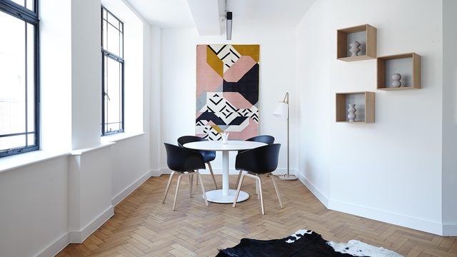 Heller Raum in einem neu gebauten Haus