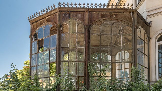 Alter Wintergarten mit Glasdach an einem Haus