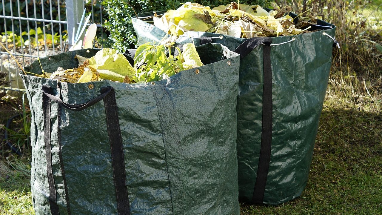 Gartensäcke voll mit Grünschnitt und Laub