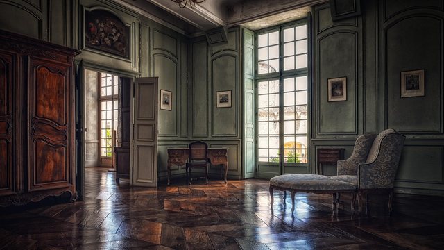 Leerer Raum in einem alten Haus mit Parkettboden