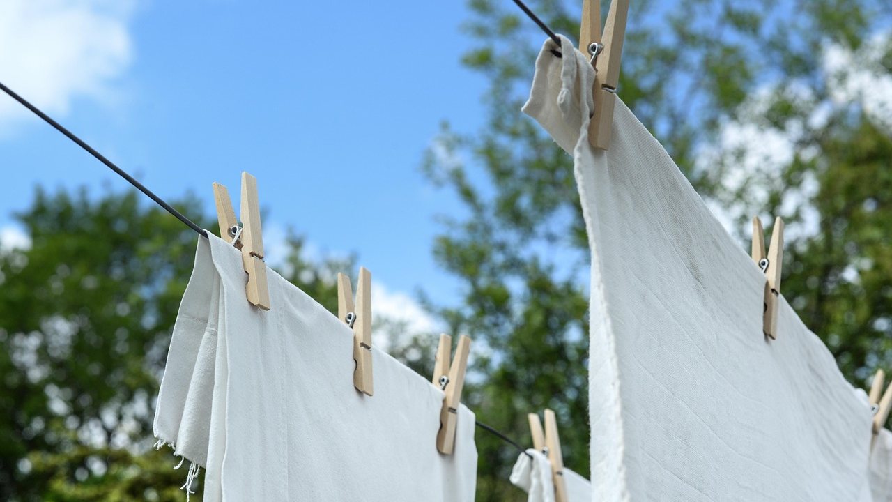 Frisch gewaschene Wäsche an der Leine