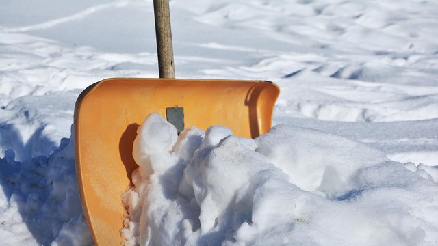 Schneeschaufel im frischen Schnee