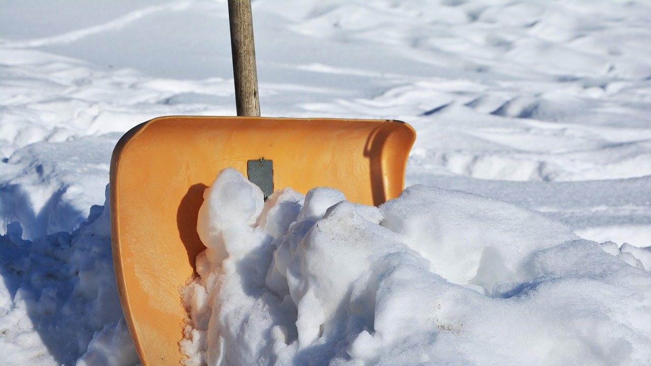 Schneeschaufel im frischen Schnee