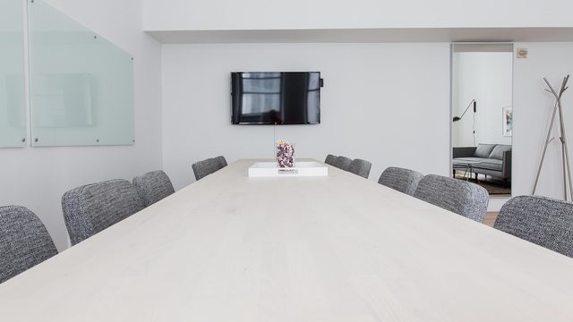Aufgeräumter Besprechungsraum in einem Büro