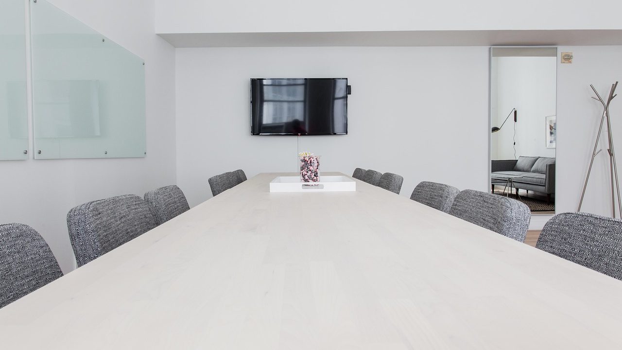 Aufgeräumter Besprechungsraum in einem Büro