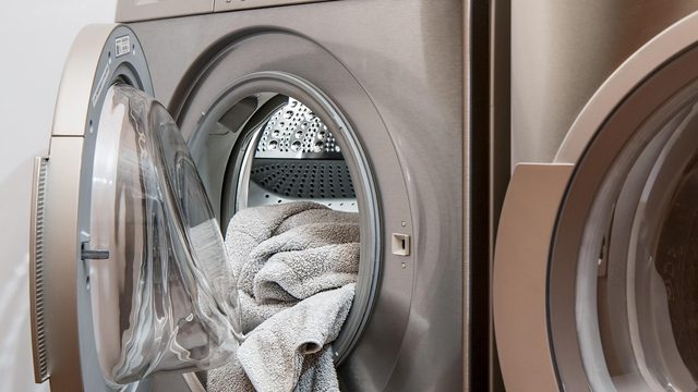 Waschmaschine mit Wäsche in der Trommel